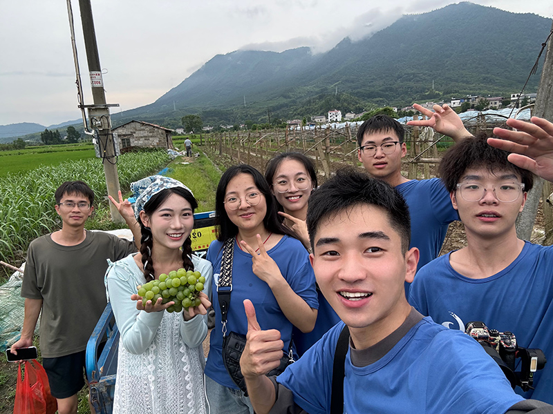 走进田间地头，体验乡村生活。受访者供图